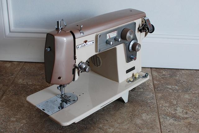 White Dressmaker 1603M Vintage Sewing Machine | Vintage sewing machines, Sewing machine, White sewing machine