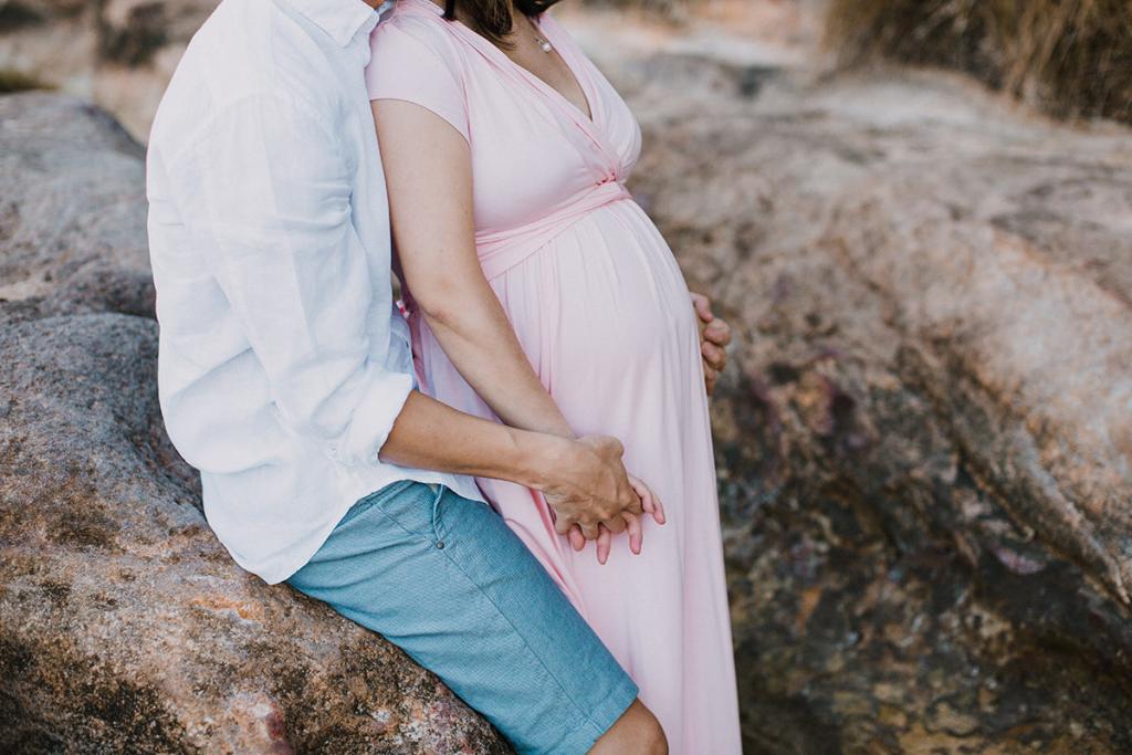 What to wear for your maternity photo shoot | Mama Rentals, Australia