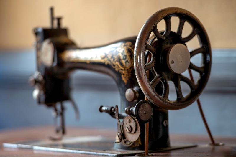 How to Polish a Vintage Singer Sewing Machine in 5 Steps | LoveToKnow
