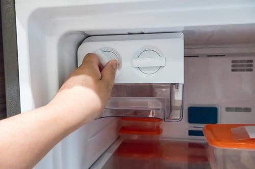 Disconnect your fridge ice maker in 8 simple steps | 21Oak