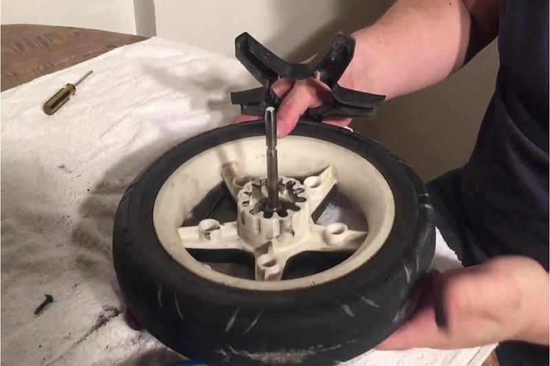 How to Remove a Hub Cap from a Stroller Wheel - Krostrade