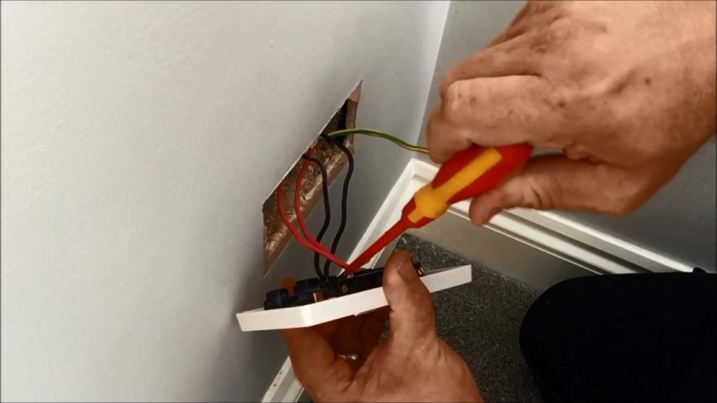 How to Change an Electrical Socket - UK - YouTube