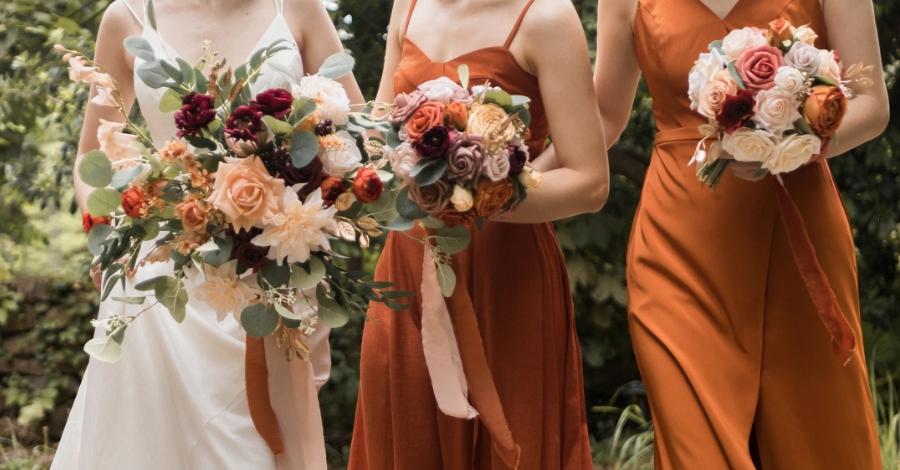 Who Gets Flowers at a Wedding? – Ling's Moment