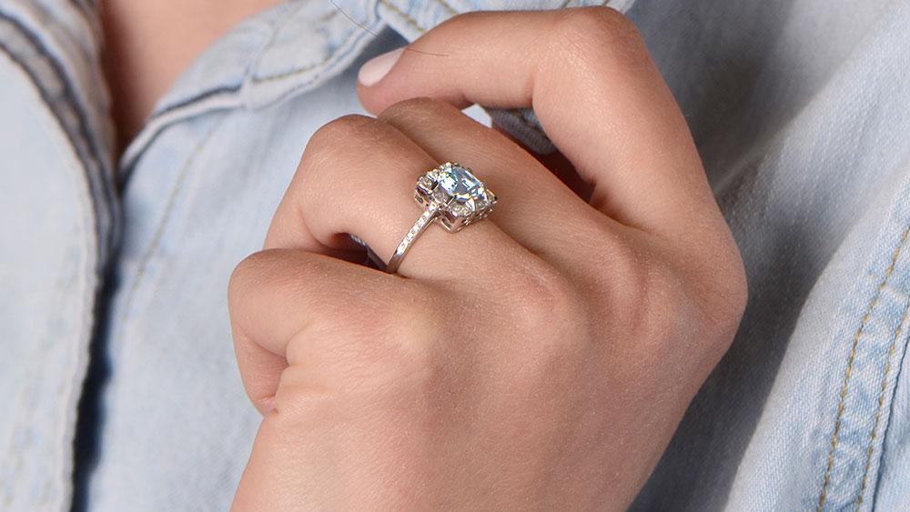 How Tight Should your Engagement Ring be?