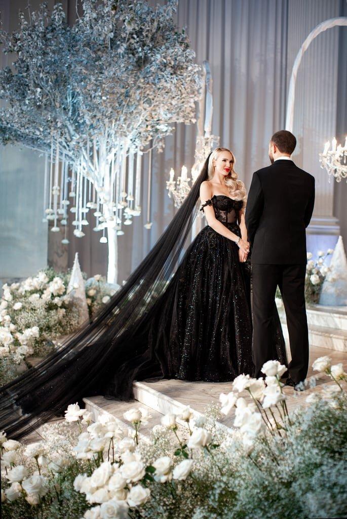 What Does It Mean To Wear A Black Wedding Dress In The Dream? -