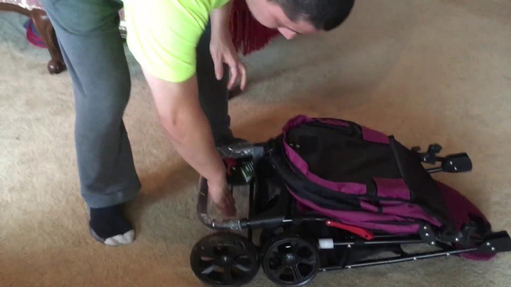 How to Fold Up the Pet Gear Happy Trails Lite No Zip Pet Stroller - YouTube