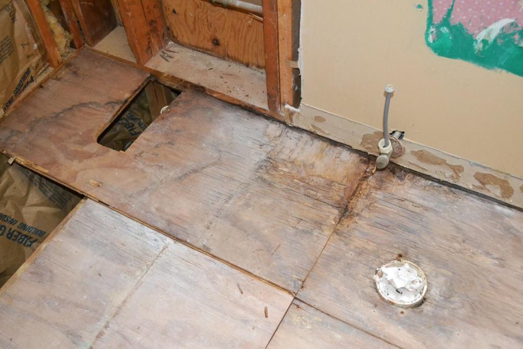 Replacing subfloor damaged by water | Constru-Guía al día | Diy home repair, Home repairs, Flooring