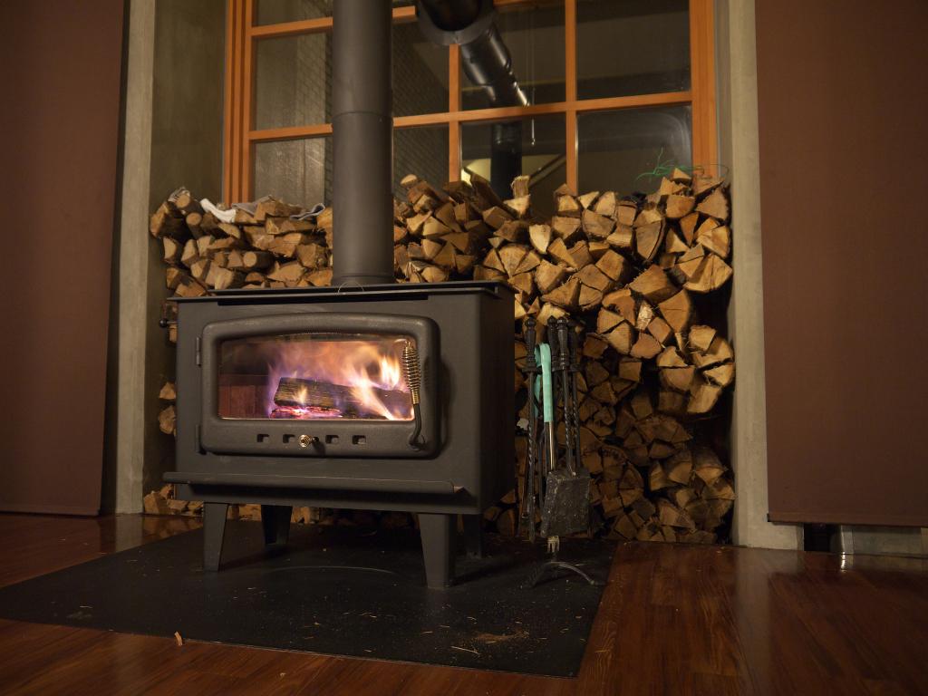 How to Use a Wood Stove Damper
