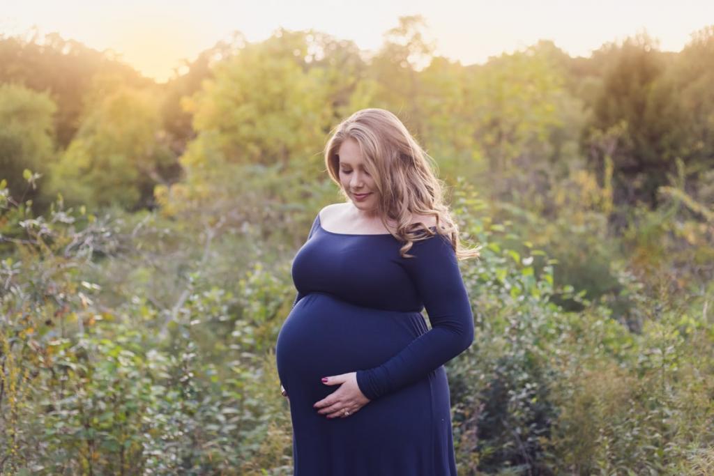 What to Wear for Maternity Photos Outside? 7 Simple Suggestions